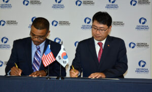 Drs Holston & Kim signing the MOU